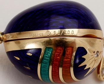 HÄNGE, 18k guld med emalj och två små briljantslipade diamanter, Fabergé, nr 58/300.