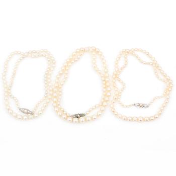 PÄRLCOLLIER, 3 st, med odlade pärlor och silverlås.