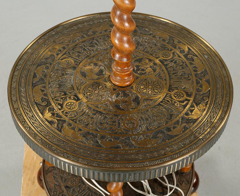 BORD MED LAMPA, 1900-tal.