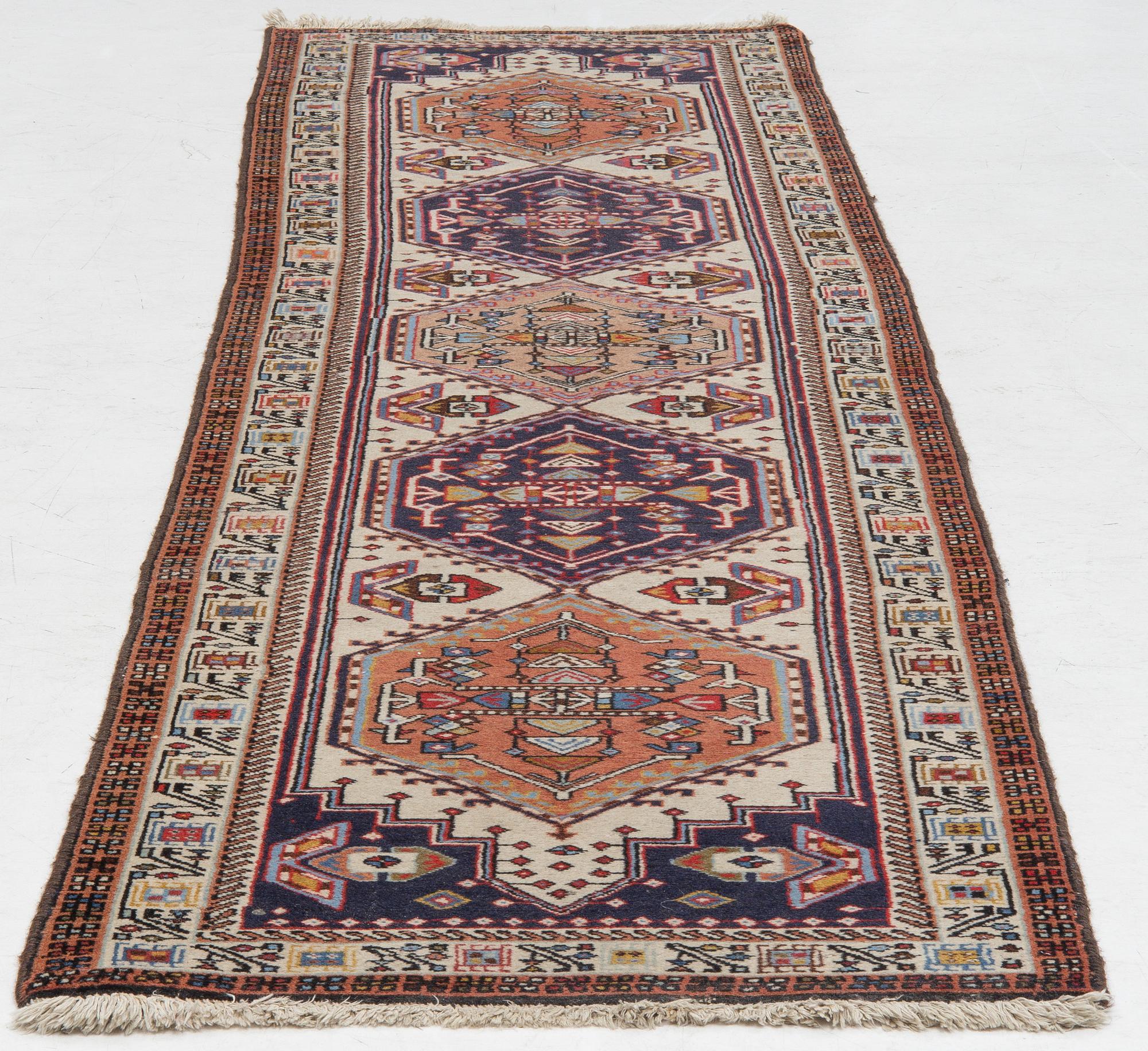 A runner carpet, Sarab, approx. 302 x 76 cm.