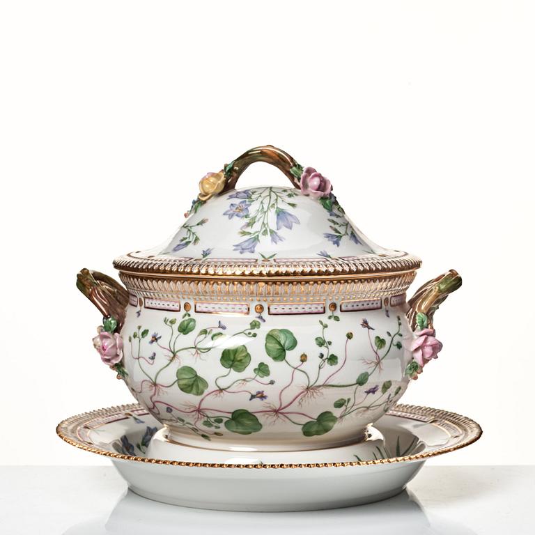 Terrin med lock och fat, porslin. Royal Copenhagen, "Flora Danica", Danmark, 1900-tal.