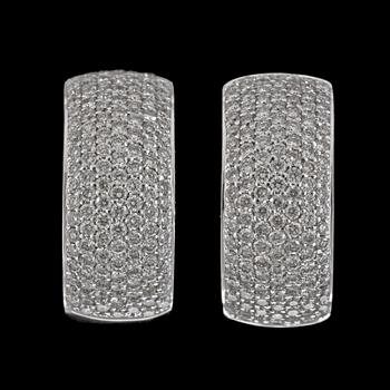 1147. A pairof brilliant cut diamond earrings, tot. 1.09 cts.