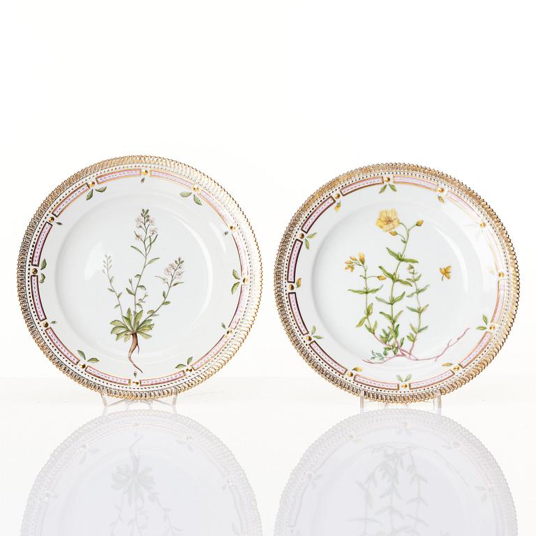 A set of 12 Royal Copenhagen 'Flora Danica' dinner plates, Denmark, 20th Century.