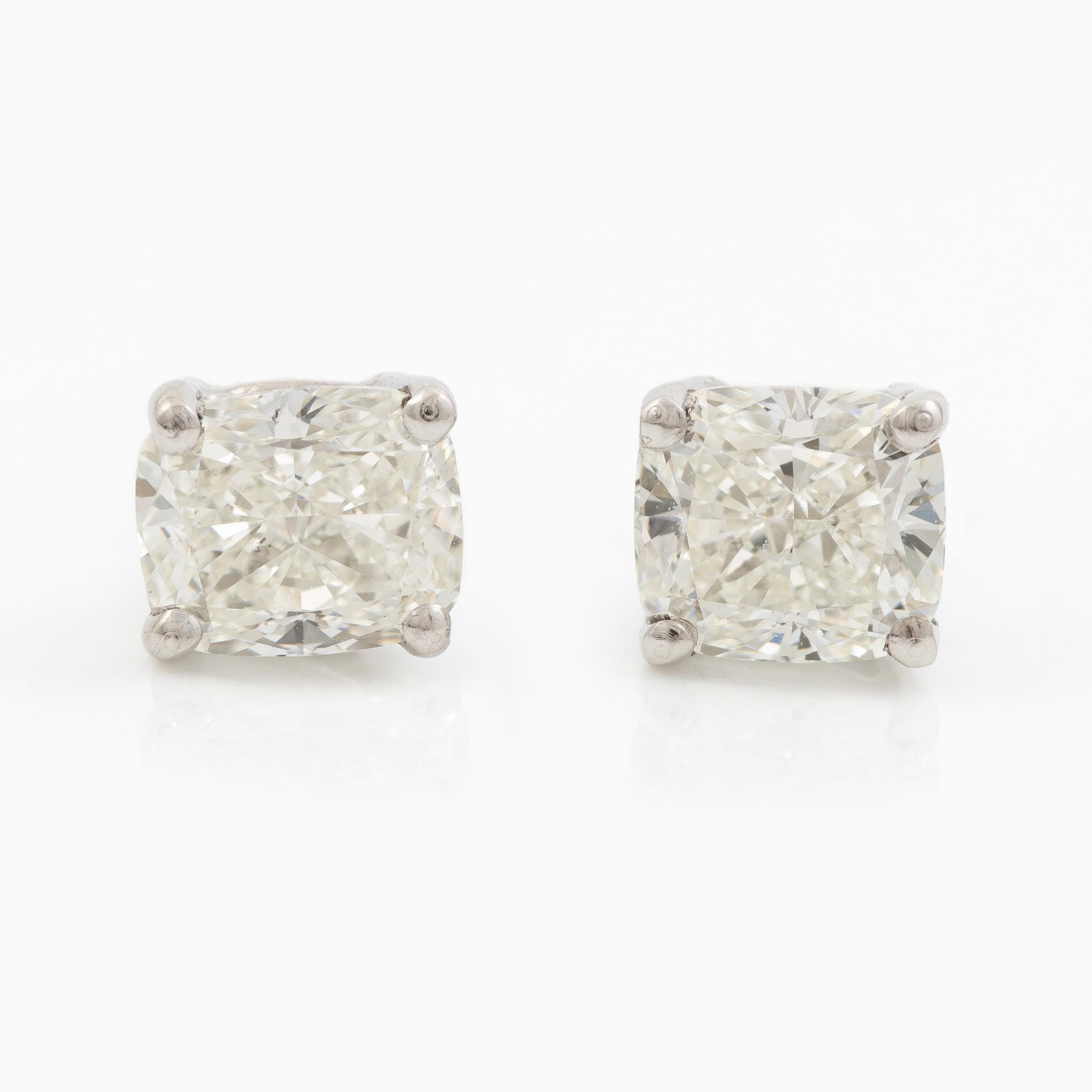 Örhängen, ett par,  18K vitguld med cushionslipade diamanter totalt 1.03 ct, medföljande GIA dossier.