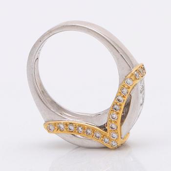 Ring platinum and 18K gold princess and brilliant-cut diamonds approx 1,5 ct in total.