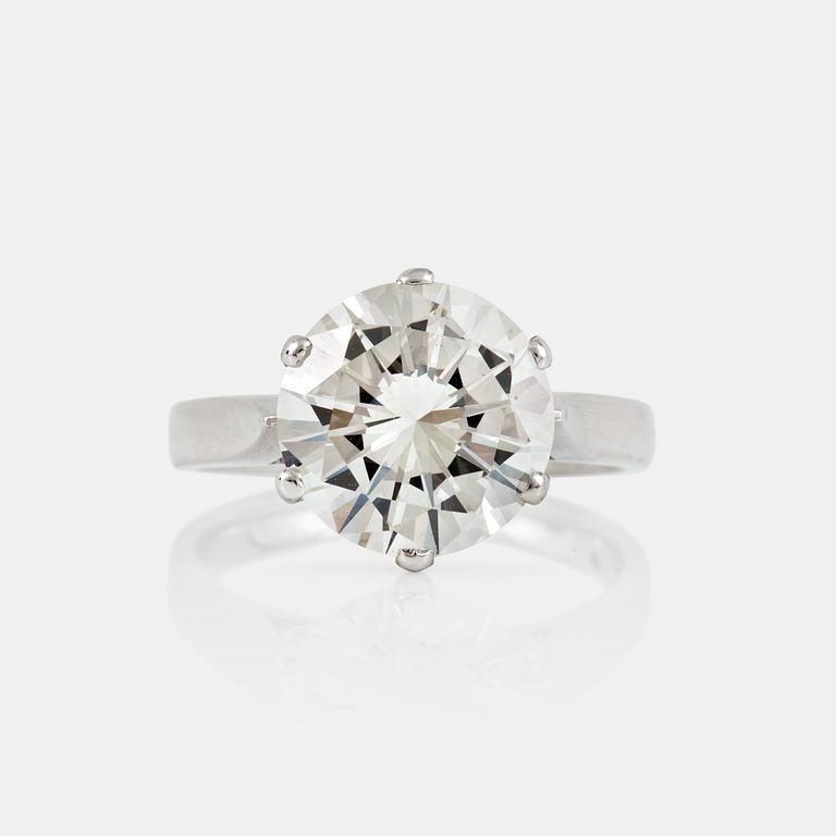 A 4.52 ct brilliant-cut diamond ring. Quality I/VVS2 according to certificate from AGI.