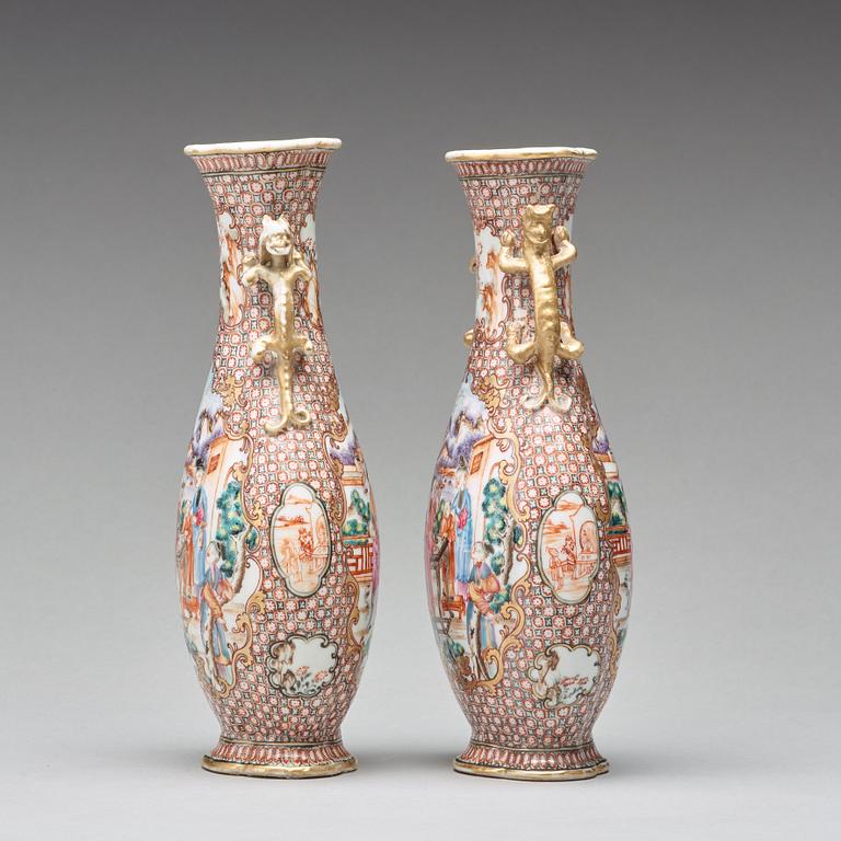 A pair of famille rose vases, Qingdynastin, Qianlong (1736-95).