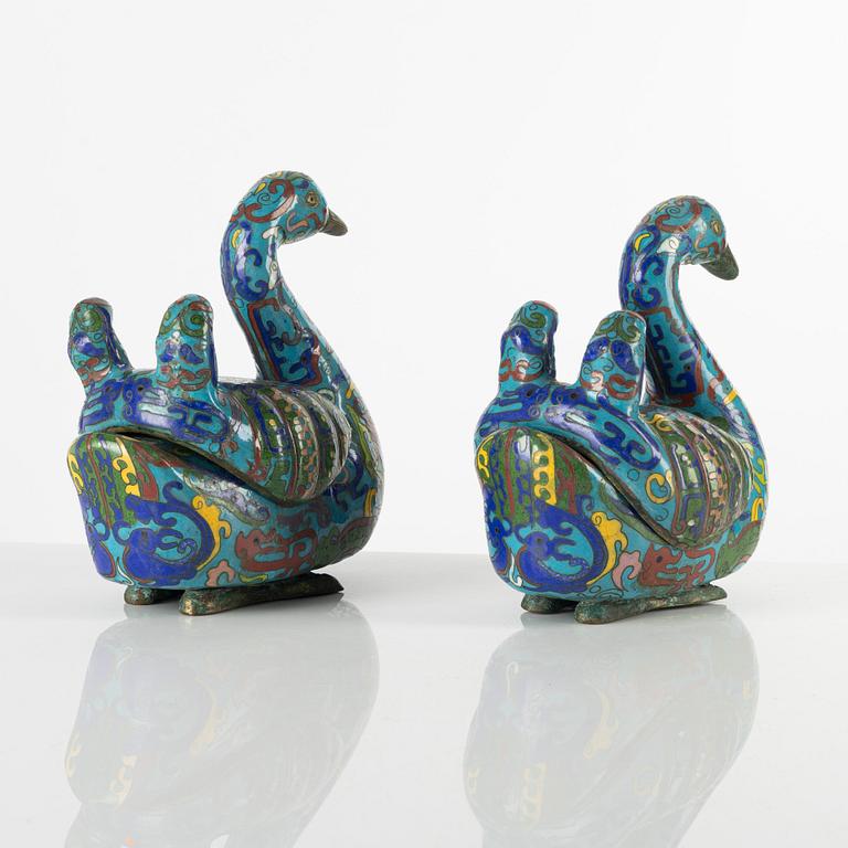 A pair of Chinese cloisonné censers of mandarin ducks, Late Qing dynasty/around 1900.