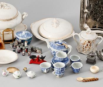 DOCKTILLBEHÖR, ca. 30 delar.