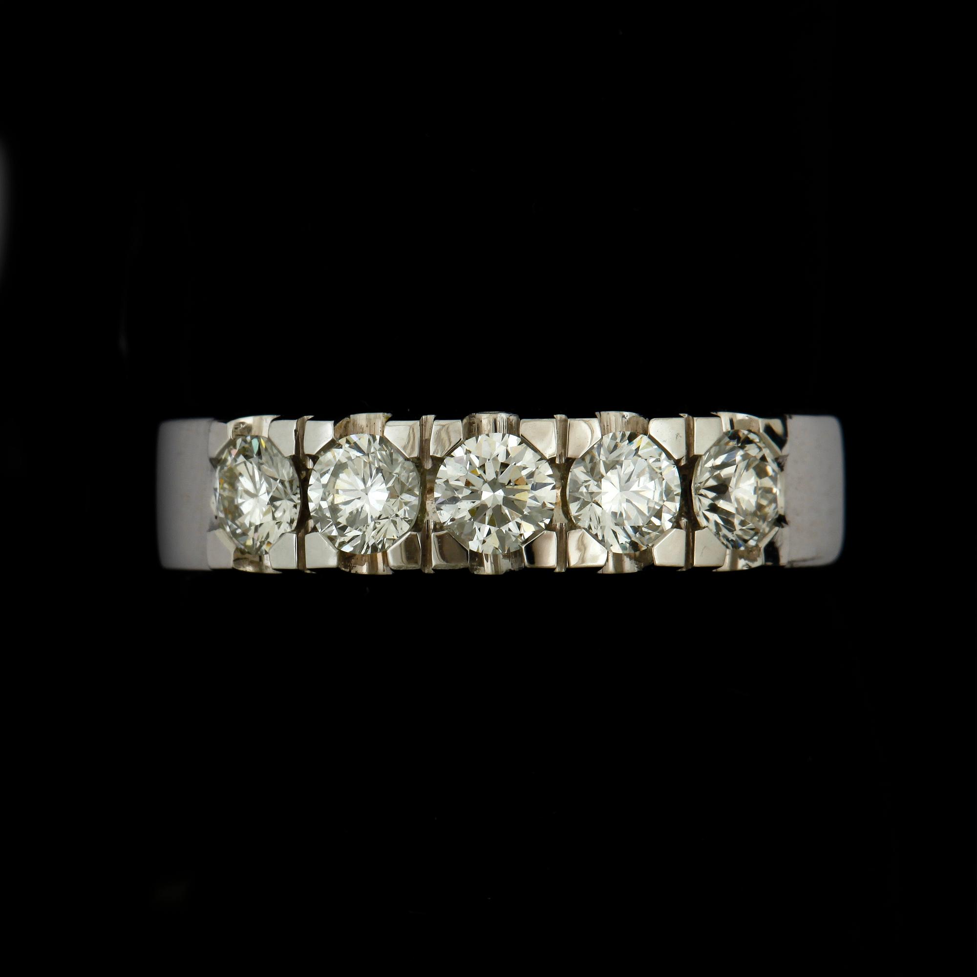 RING, 18k vitguld med 5 briljantslipade diamanter tot ca0,82ct. Vikt 5,1g.
