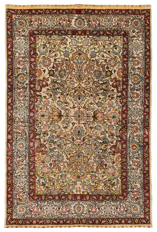 A RUG. An old silk Hereke Souf. 148,5 x 98 cm.