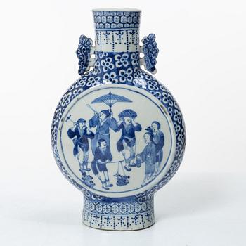 A Chinese blue and white porcelain moonflask and two jars, Qing dynasty, 18/19th century.