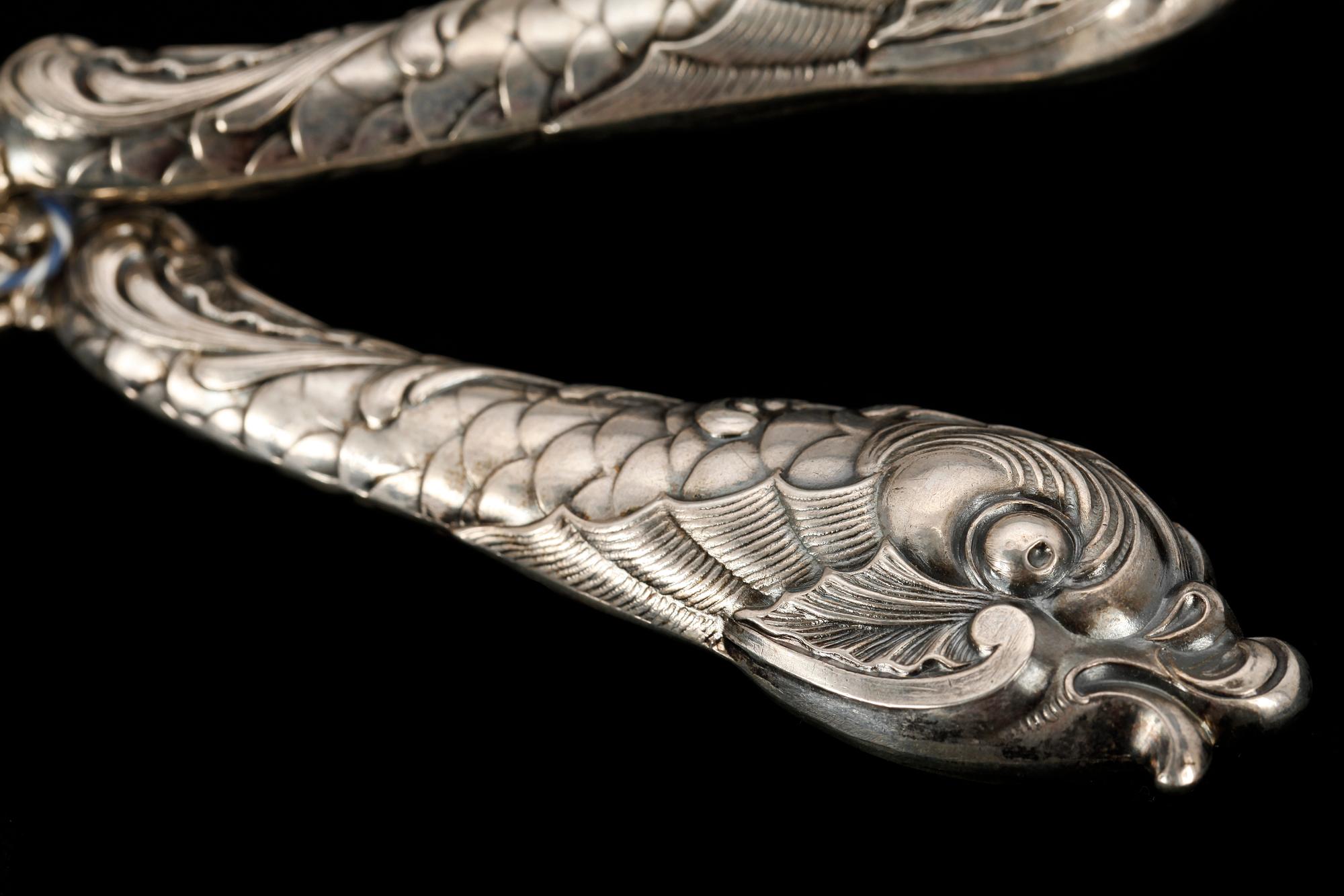 FISKSERVERINGSBESTICK, 2 st, silver, Ryssland. 1800-talets slut. Totvikt ca 240 gr.