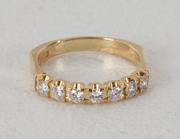 RING, 18K guld med 7 briljanter tot 0,50 WSI enl gravyr.