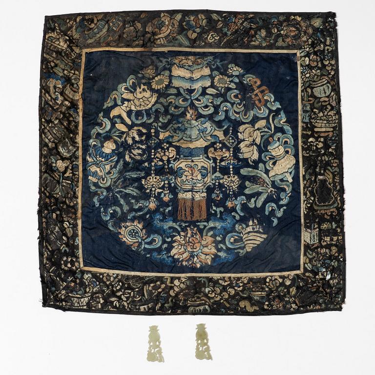 Broderi, siden samt två dekordelar i sten, Kina, Qingdynastin.