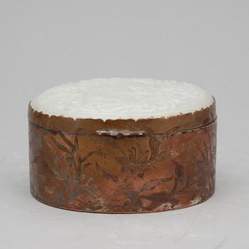 DOSA, nefrit och koppar, Kina, 1900-talets mitt.