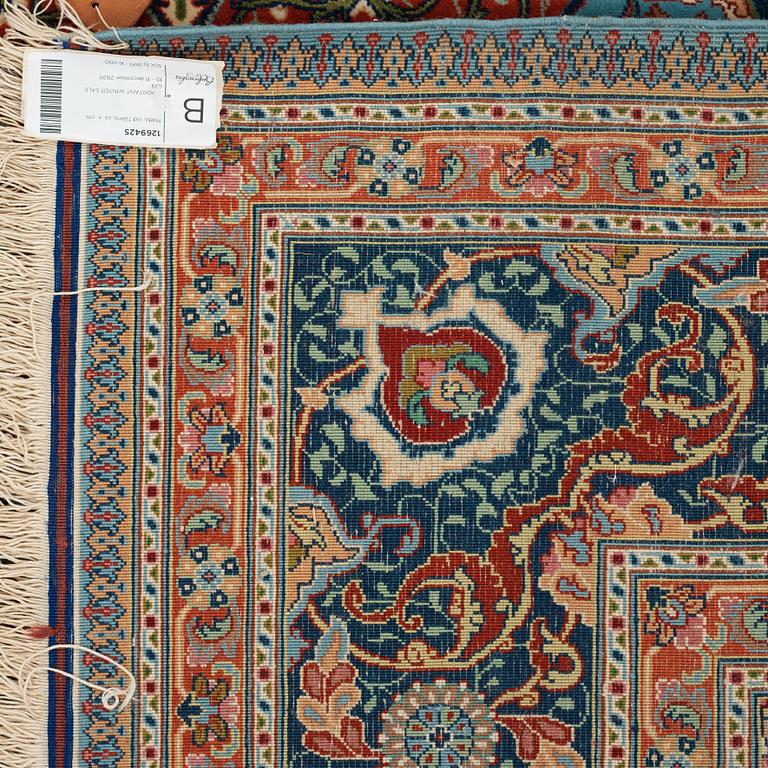 A carpet, an old Tabriz, ca 263,5-266 x 165,5-169,5 cm (as well as 1-1,5 cm blue and terracotta striped flat wear).