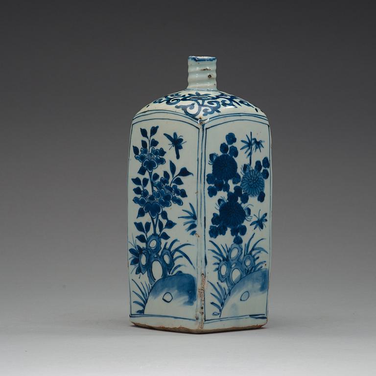 A blue and white bottle flask, Ming dynasty, Wanli (1572-1620).