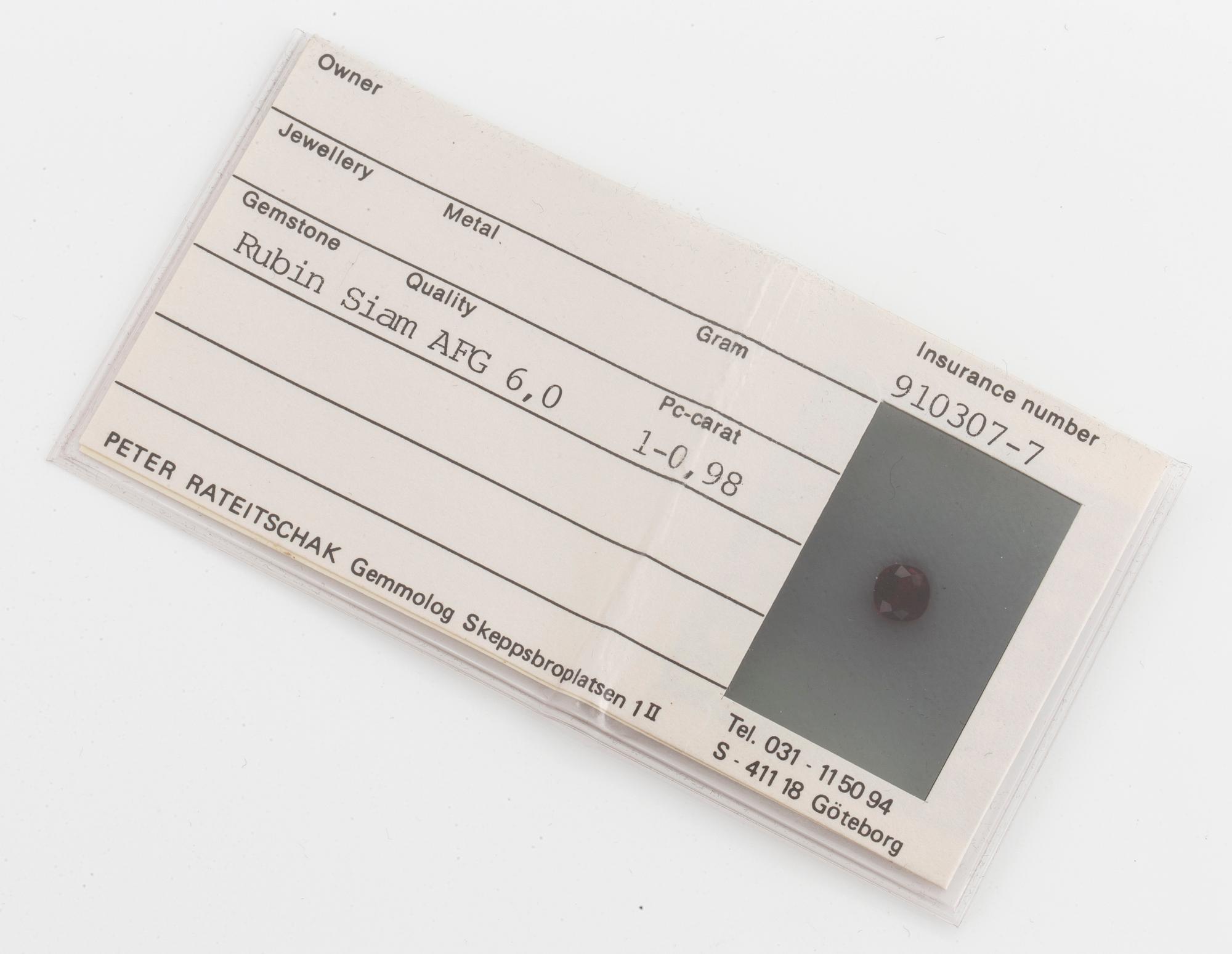 RING, 18K guld och rubin och gula baguetteslipade diamanter, Lindahl & Färnert Uppsala.