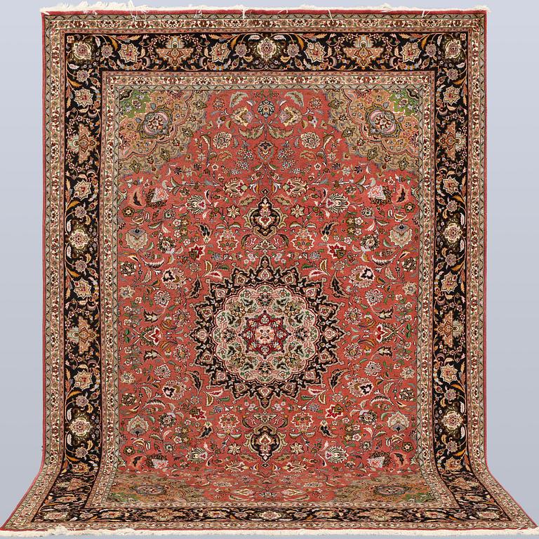 A part silk Tabriz carpet, approx. 50 Raj, 292 x 202 cm.