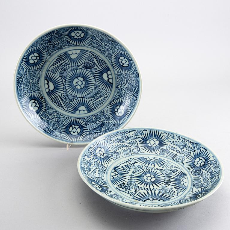 A pair of Qing dynasty blue and white porcelain plates.