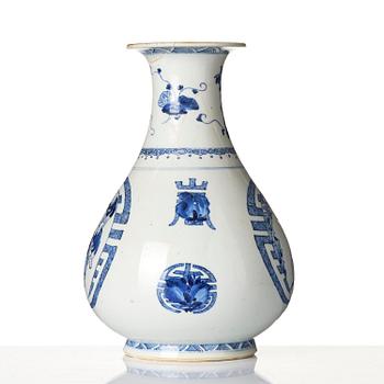 A blue and white 'Yuhuchunping' vase, Qing dynasty, 17th century.