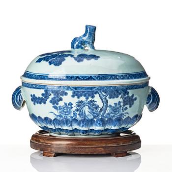 A Chinese tureen with cover, Qing dynasty, Qianlong (1736-95).