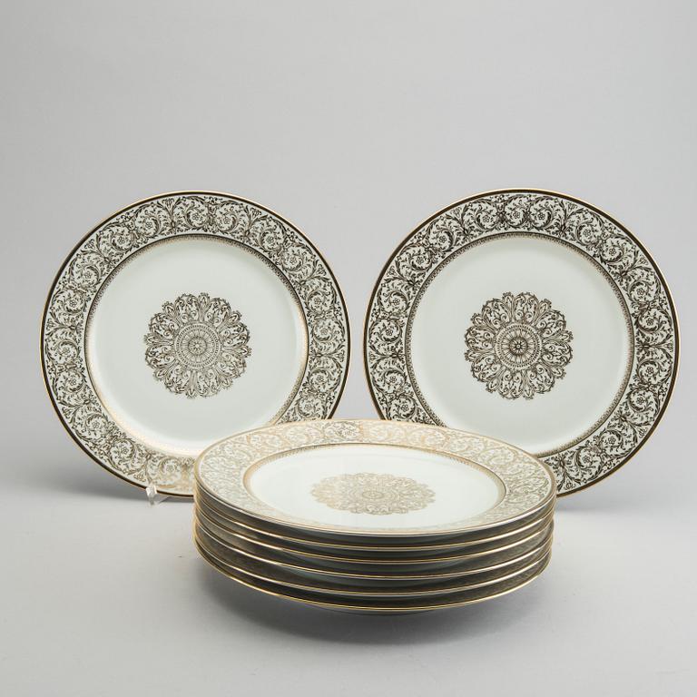 a SET OF 32 PCS OF PLATES Tirschenreuth Tyskland 1900-talets andra hälft porslin.