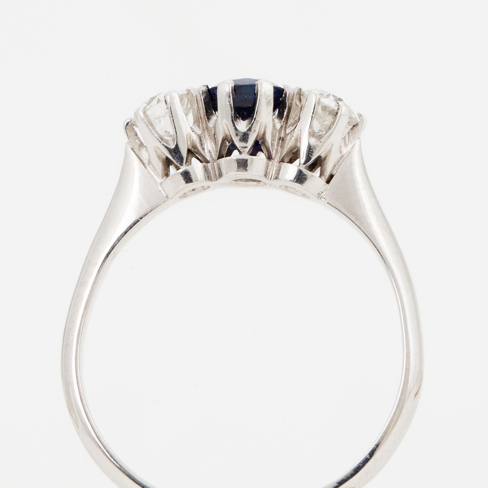 RING, platina, med gammalslipade diamanter och fasettslipad safir ca 0.55 ct.