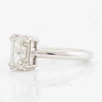 Ring 18K vitguld med en smaragdslipad diamant.