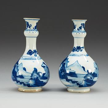 A pair of blue and white vases, Qing dynasty, Kangxi (1662-1722).