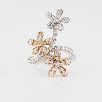 RING, 18K trefärgat guld med briljantslipade diamanter ca 1.17 ct. Vikt 6,1 gram.