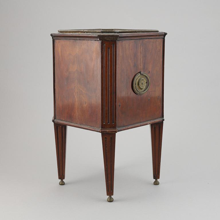 A mahogany wine cooler, first half of the 19th century.