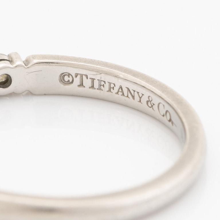 Tiffany & Co, Ring, halvallians platina med briljantslipade diamanter.