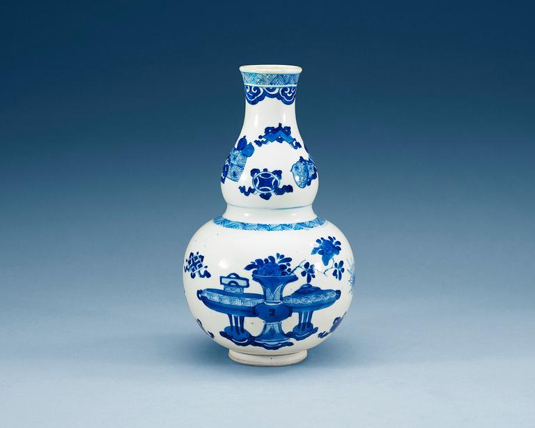 A blue and white gourd vase, Qing dynasty, Kangxi (1662-1722).