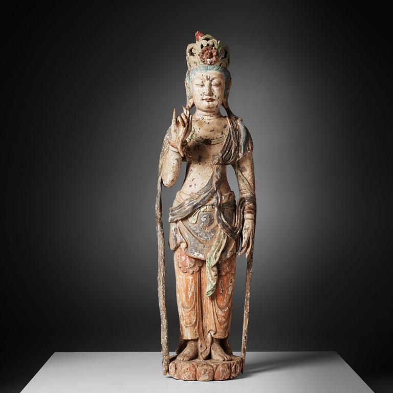 A large wooden scultpure of Guanyin, Qing dynasty, 17th/18th Century.