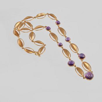 COLLIER, 18K guld med 7 cabochonslipade ametister, kattfotstämplad. Vikt 14,1 gram.