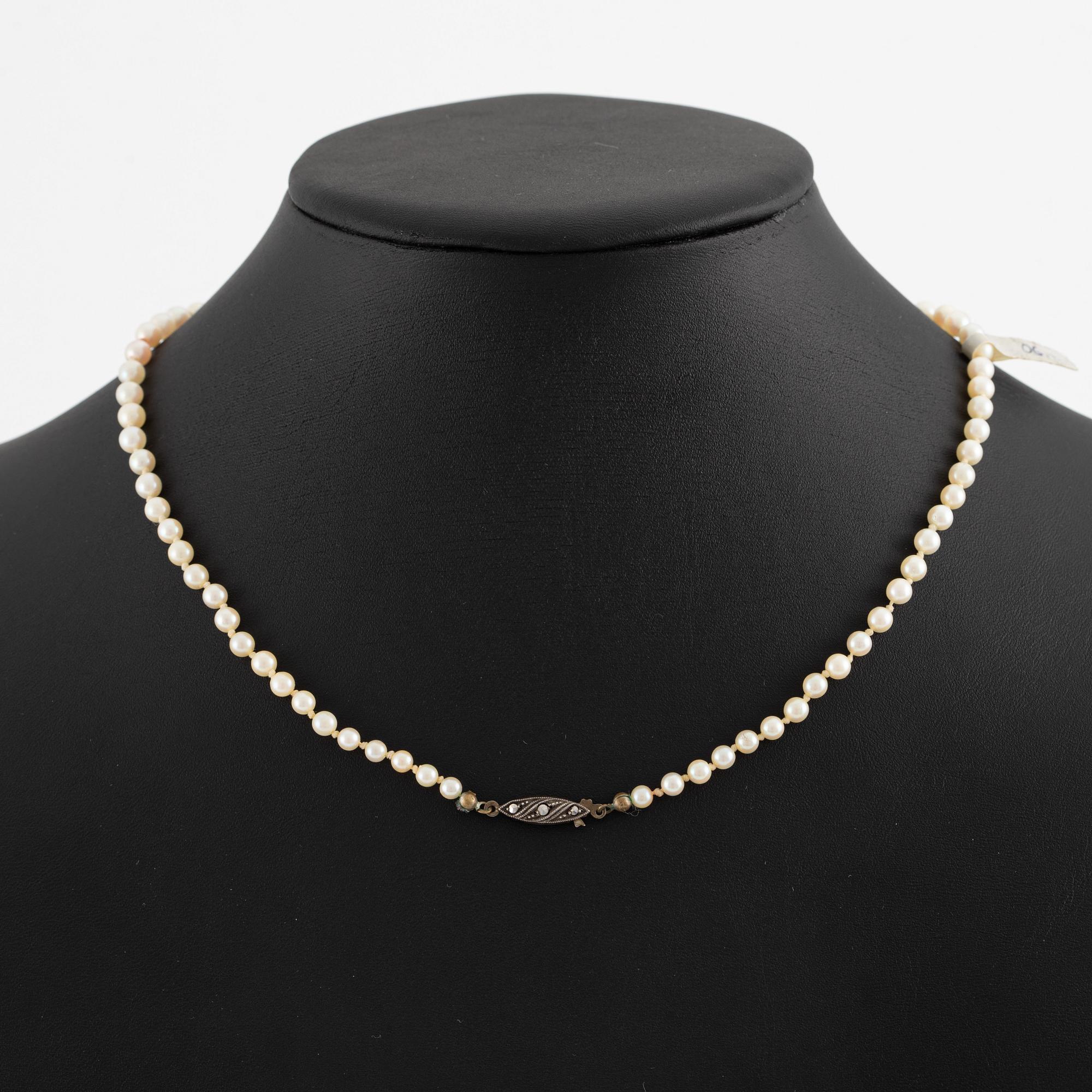 Pearl necklace, two cultured pearls, clasp silver.