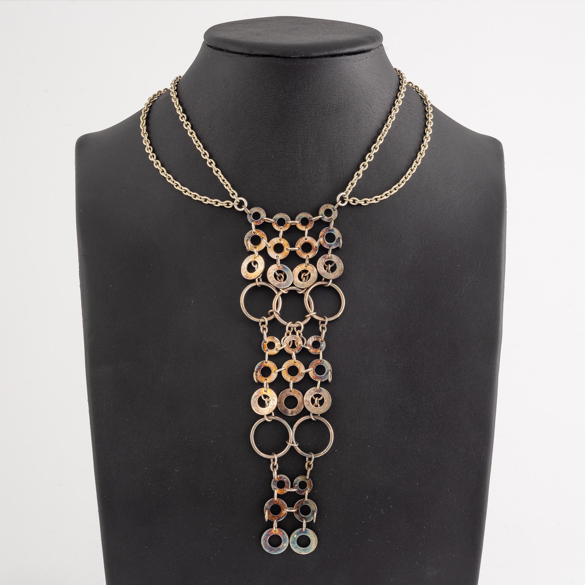 Siv Lagerström, collier och ett par örhängen i vit metall.