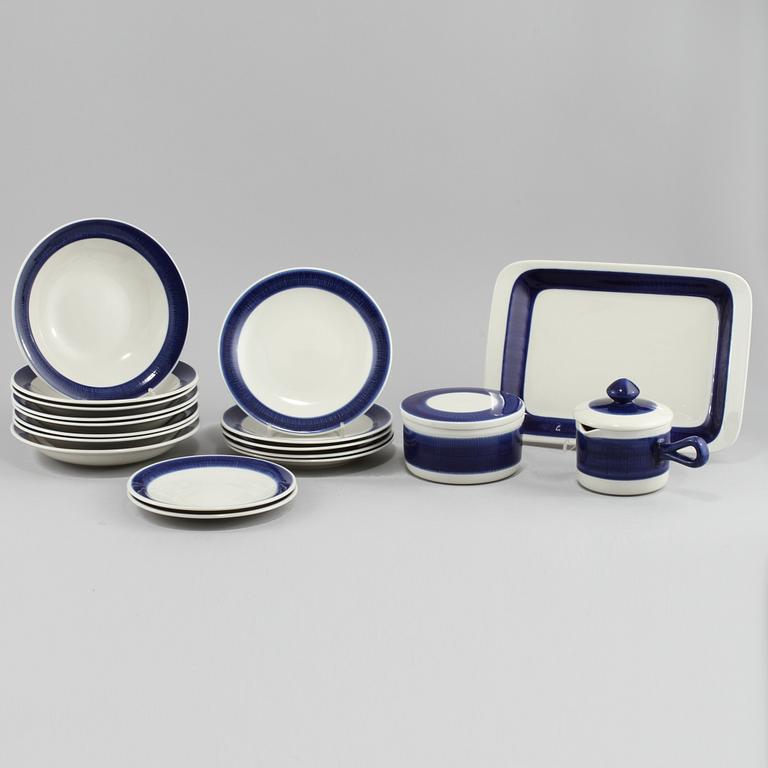 SERVISDELAR, 18 st, porslin, "Koka Blå", Hertha Bengtsson, Rörstrand, 1956-1988.