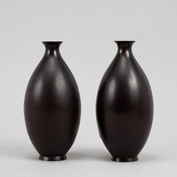 A pair of Japanse bronze vases, Meiji period (1868-1912).
