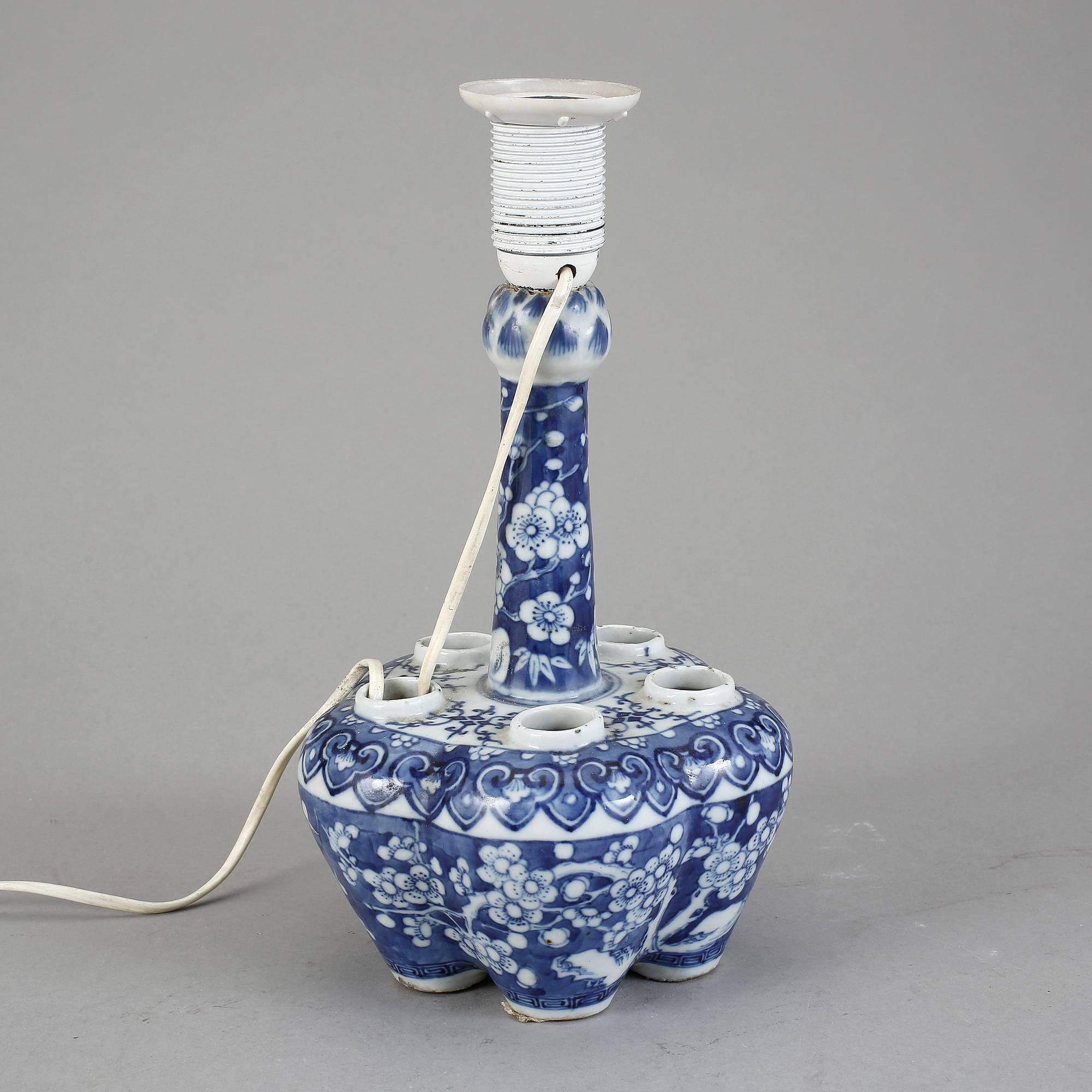 BORDSLAMPA/VAS, porslin, Kina, 1800/1900-tal.