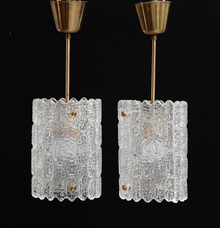 TAKLAMPOR, ett par. Glas, trol. Orrefors design Carl Fagerlund. H 49.