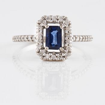 RING, 14K guld med briljantslipade diamanter samt fasettslipad blå safir. Vikt 3,8 gram.