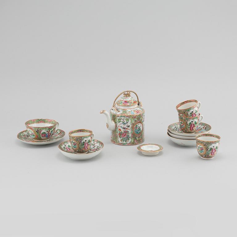 A chinese porcelain tea pot and four plus one cup, around the year 1900.