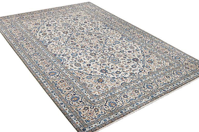 A Kashan carpet, c. 355 x 238 cm.