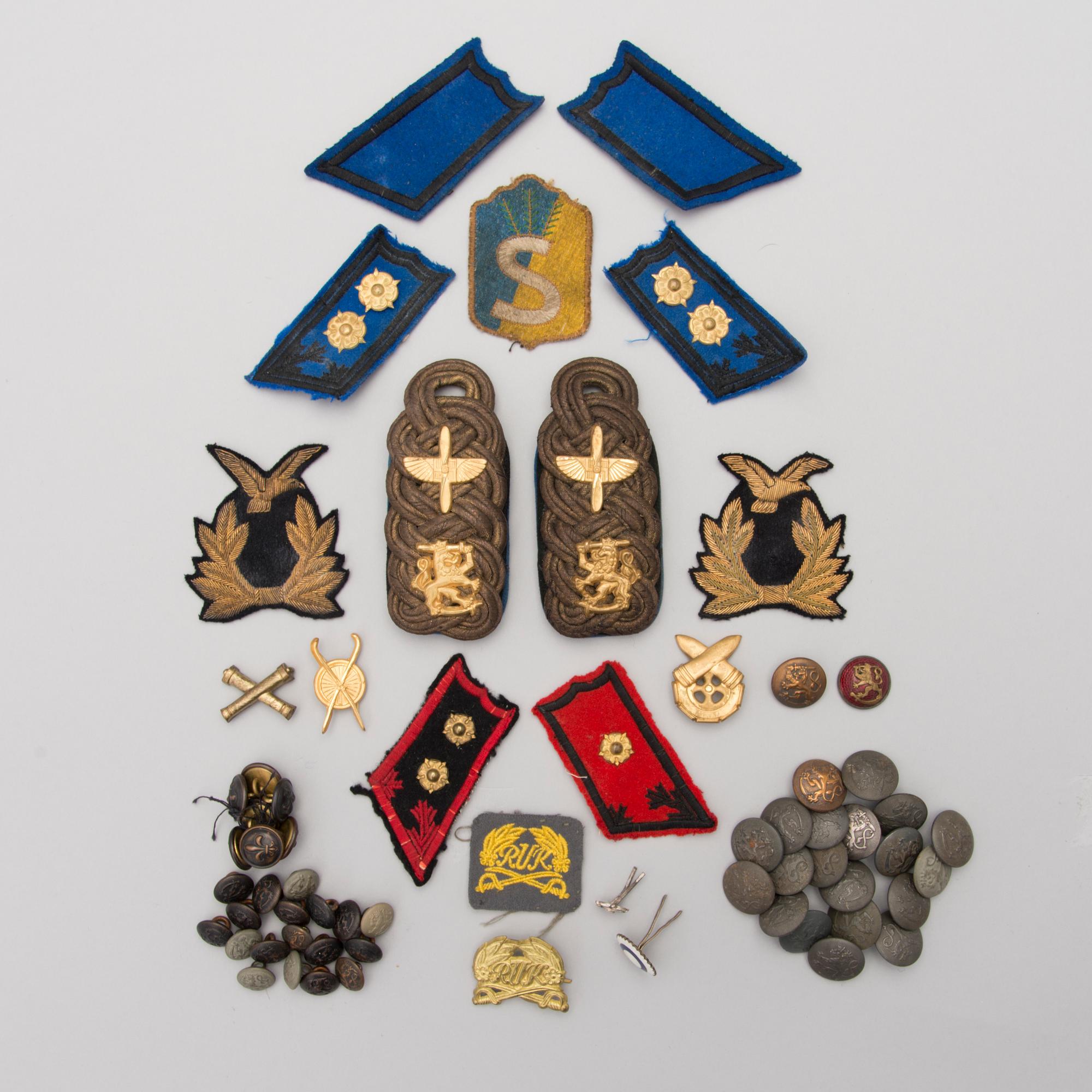 PARTI EPÅLETTER, TECKEN OCH KNAPPAR, cirka 65 st, Finland, 1900-talets första hälft/-mitt.