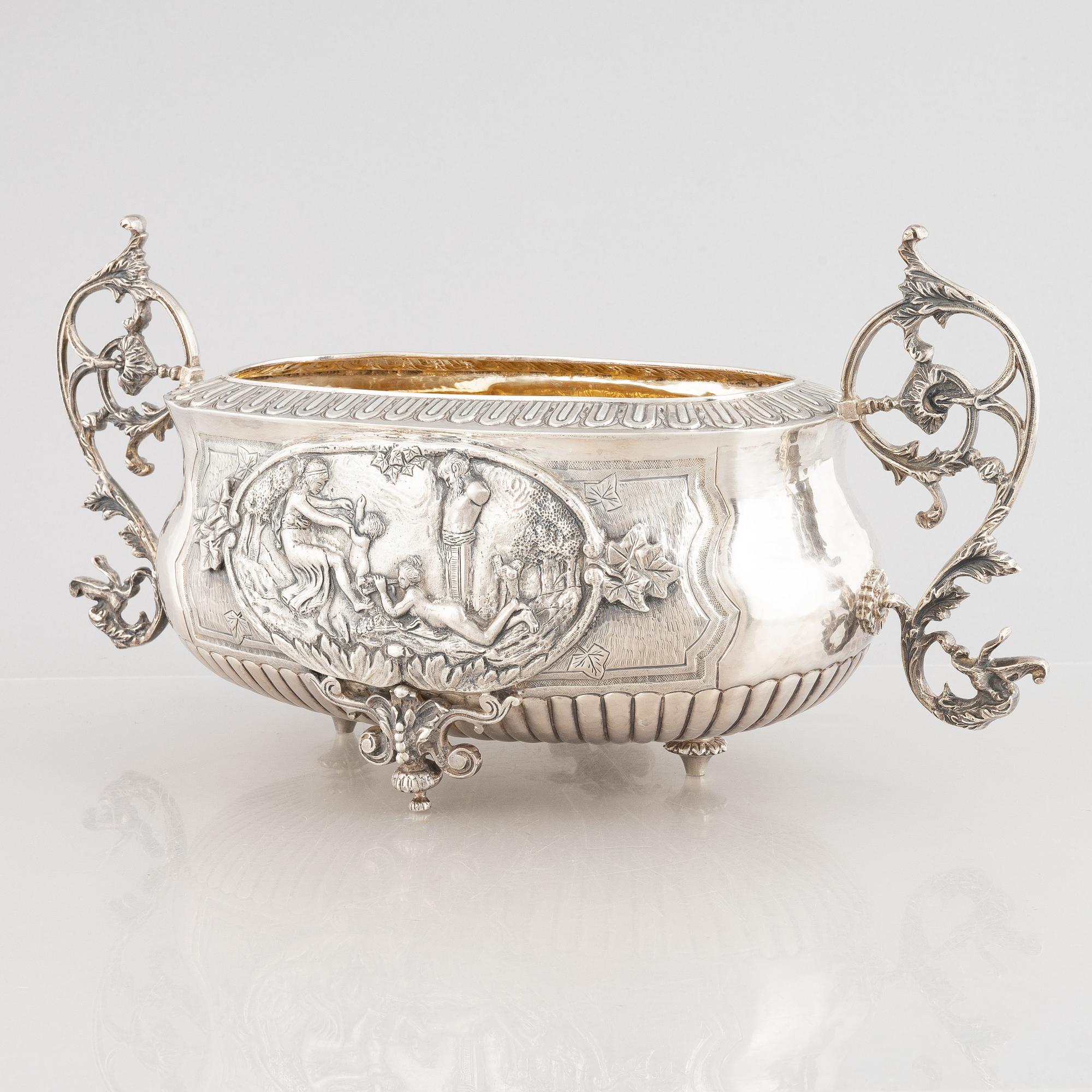 A silver jardinière, 20th century.