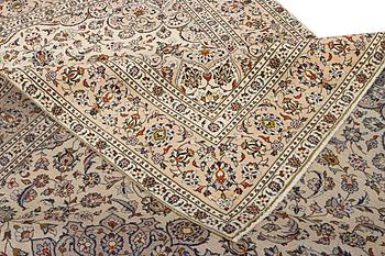 A Kashan carpet, c. 355 x 238 cm.