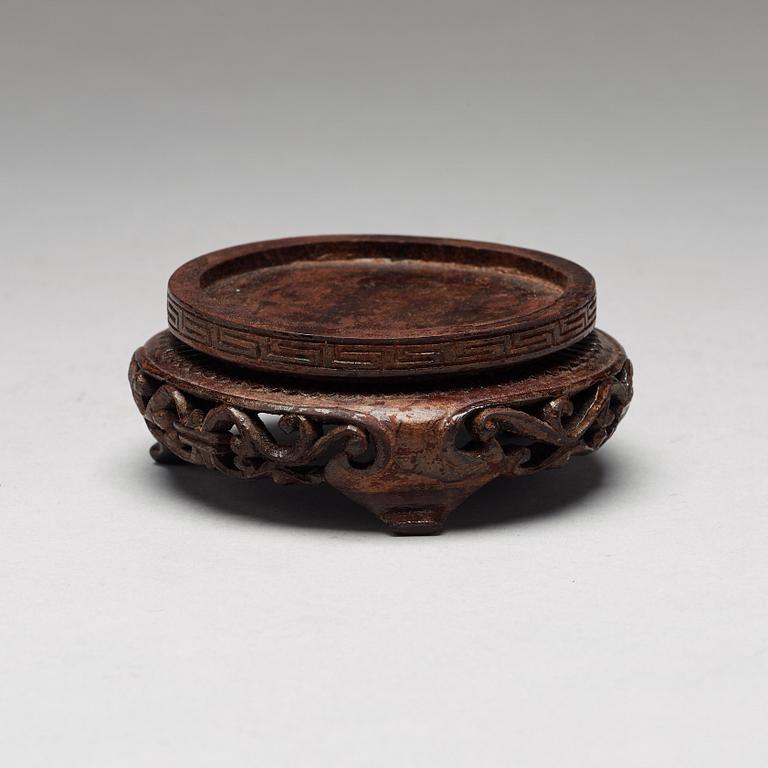 STÄLL, trä, fyra stycken. Qingdynastin (1644-1912).
